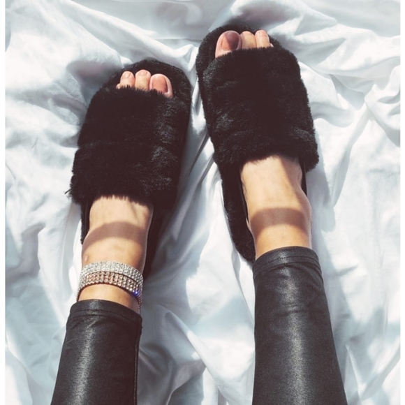 🚨LAST CHANCE// Black fur slides - Picture 4 of 4
